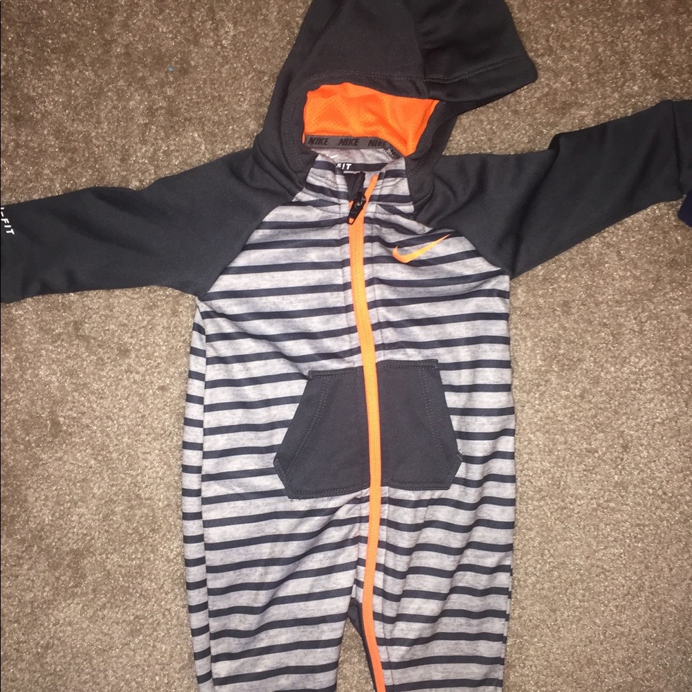 Nike dri fit size 6/9 months
